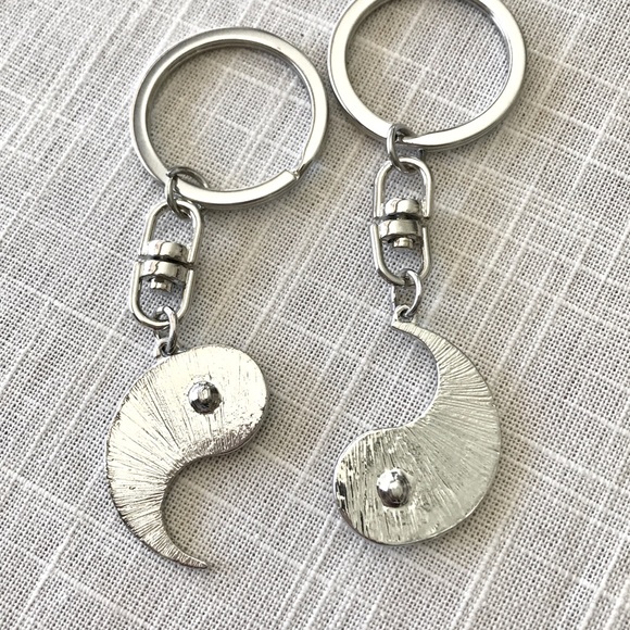 🌻3/$15🌻Yin Yang Keychain Set Couples Besties NEW🌻3/$15 - Picture 4 of 4